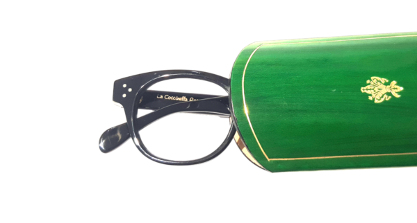 Custodia in cuoio realizzata a mano a Firenze, decorata in foglia d'oro. Accessorio elegante, che porta con sé lo stile e l'eccellenza italiana.