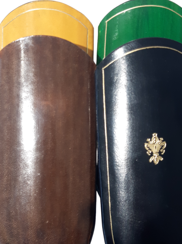 Custodia in cuoio realizzata a mano a Firenze, decorata in foglia d'oro. Accessorio elegante, che porta con sé lo stile e l'eccellenza italiana.