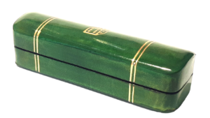 Custodia porta dadi in vera pelle realizzata a mano a Firenze. Accessorio elegante, che porta con sé lo stile e l'eccellenza italiana.