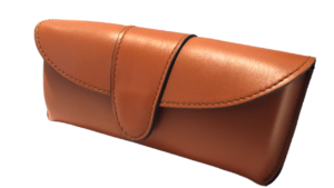 Custodia per occhiali realizzata in vera pelle made in Italy. Accessorio elegante, che porta con sé lo stile e l'eccellenza italiana.